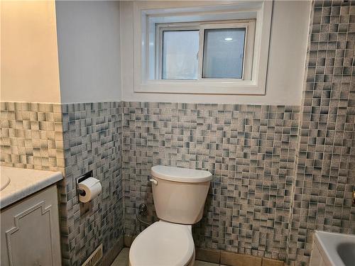212 Balmoral Avenue S, Hamilton, ON - Indoor Photo Showing Bathroom