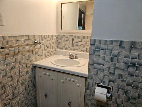 212 Balmoral Avenue S, Hamilton, ON - Indoor Photo Showing Bathroom