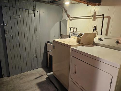 212 Balmoral Avenue S, Hamilton, ON - Indoor Photo Showing Laundry Room