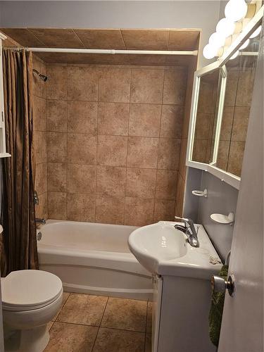 212 Balmoral Avenue S, Hamilton, ON - Indoor Photo Showing Bathroom