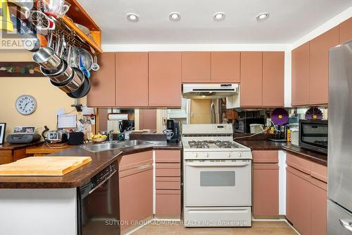 14 Mallingham Court, Toronto (Willowdale East), ON - Indoor Photo Showing Kitchen With Double Sink