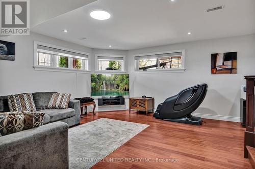 435 Raymond Street, Peterborough, ON - Indoor Photo Showing Living Room