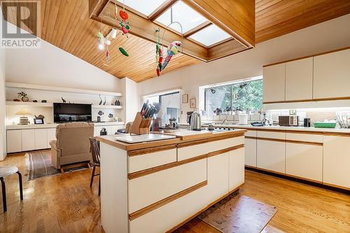 4276 Rockend Place, West Vancouver, BC - Indoor Photo Showing Kitchen