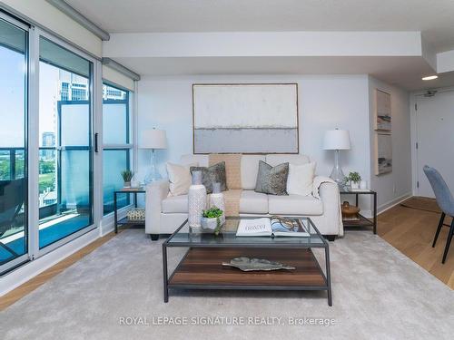 2006-600 Fleet St, Toronto, ON - Indoor Photo Showing Living Room