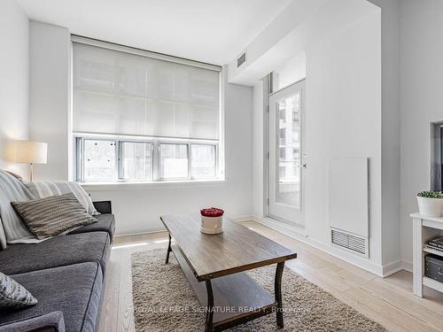 821-438 Richmond St W, Toronto, ON - Indoor Photo Showing Living Room With Fireplace