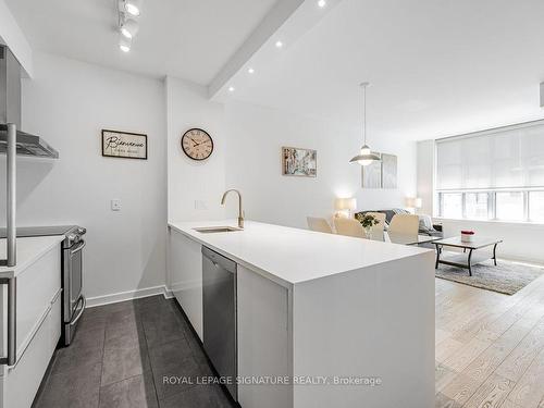 821-438 Richmond St W, Toronto, ON - Indoor Photo Showing Kitchen