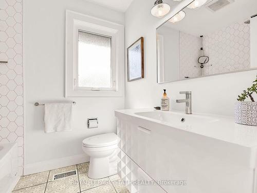 4363 Jackson St, Lincoln, ON - Indoor Photo Showing Bathroom