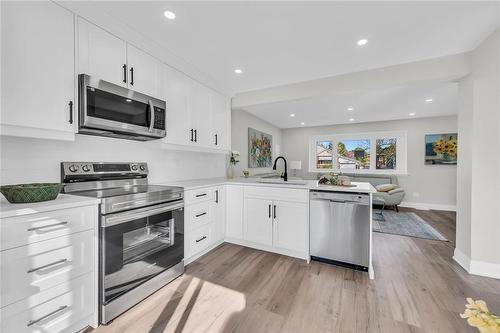 34 East 44Th Street, Hamilton, ON - Indoor Photo Showing Kitchen With Upgraded Kitchen