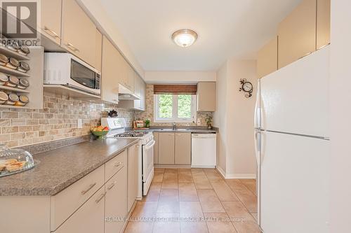 13 Daniele Avenue N, New Tecumseth, ON - Indoor Photo Showing Kitchen