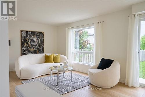 11 Gonzalez Court, Thorold, ON - Indoor Photo Showing Living Room