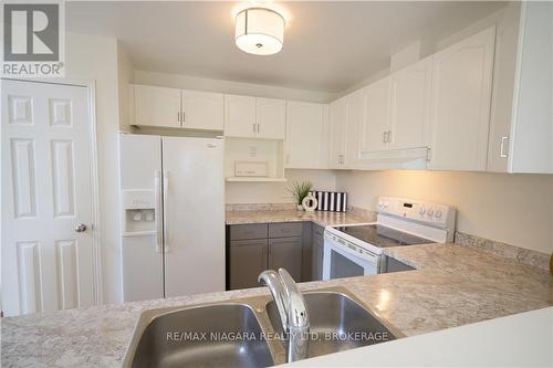 11 Gonzalez Court, Thorold, ON - Indoor Photo Showing Kitchen With Double Sink