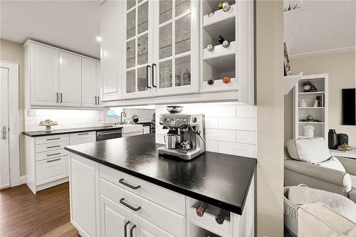 4363 Jackson Street E, Beamsville, ON - Indoor Photo Showing Kitchen