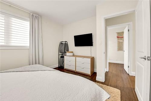 4363 Jackson Street E, Beamsville, ON - Indoor Photo Showing Bedroom