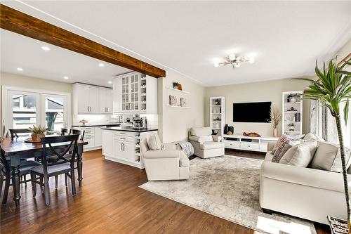 4363 Jackson Street E, Beamsville, ON - Indoor Photo Showing Living Room