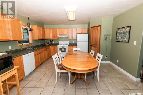 400 Lonsdale Street, Luseland, SK - Indoor Photo Showing Kitchen With Double Sink