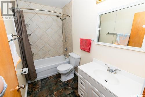 400 Lonsdale Street, Luseland, SK - Indoor Photo Showing Bathroom