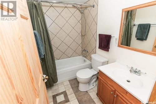 400 Lonsdale Street, Luseland, SK - Indoor Photo Showing Bathroom