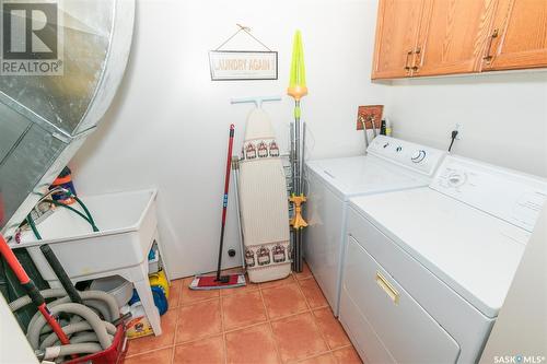 400 Lonsdale Street, Luseland, SK - Indoor Photo Showing Laundry Room