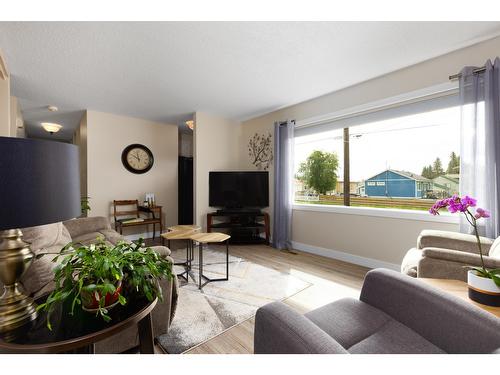 225 Ritchie Street, Kimberley, BC - Indoor Photo Showing Living Room