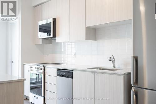 610 - 2433 Dufferin Street N, Toronto, ON - Indoor Photo Showing Kitchen With Upgraded Kitchen