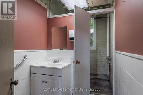 103 Maple Street, St. Catharines, ON - Indoor Photo Showing Bathroom