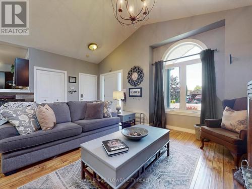 1 Fuller Drive, Haldimand, ON - Indoor Photo Showing Living Room