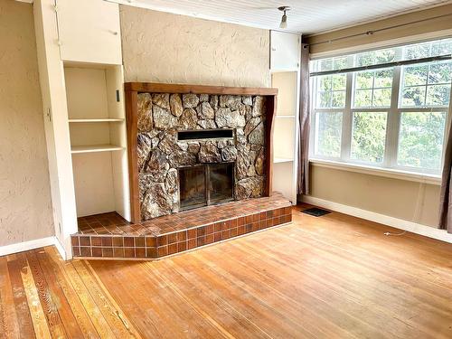 609 Nelson Street, Kimberley, BC - Indoor Photo Showing Living Room With Fireplace