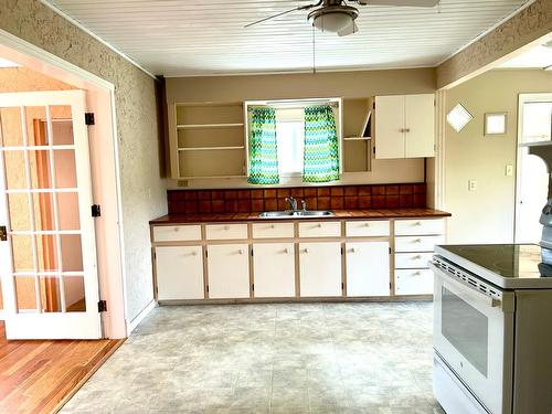 609 Nelson Street, Kimberley, BC - Indoor Photo Showing Kitchen With Double Sink