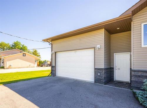 65 Dodds Road, Headingley, MB - Outdoor With Exterior