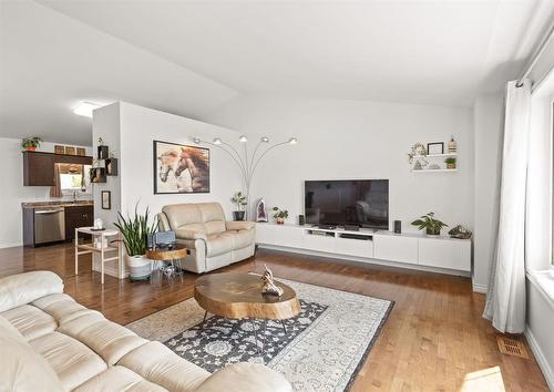 65 Dodds Road, Headingley, MB - Indoor Photo Showing Living Room