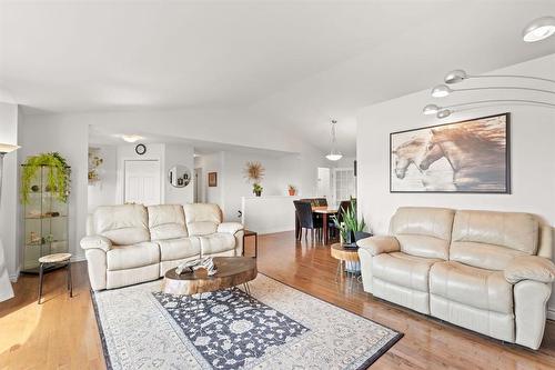 65 Dodds Road, Headingley, MB - Indoor Photo Showing Living Room