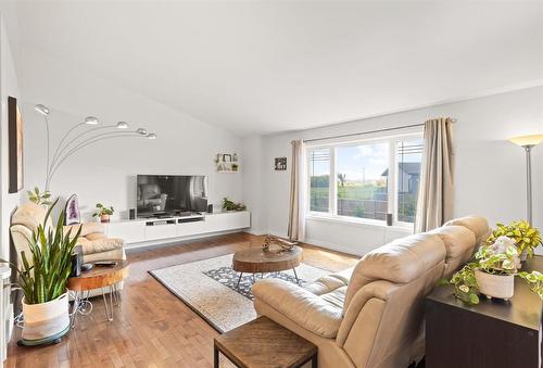 65 Dodds Road, Headingley, MB - Indoor Photo Showing Living Room