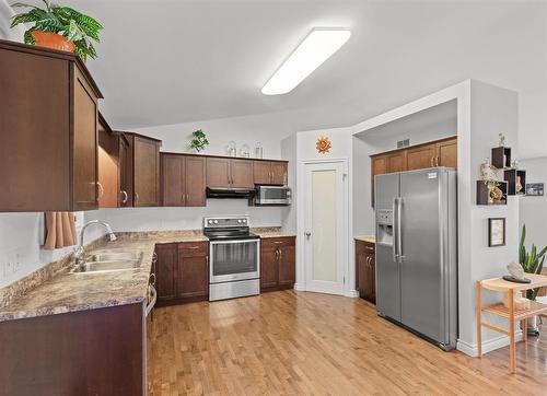 65 Dodds Road, Headingley, MB - Indoor Photo Showing Kitchen With Double Sink