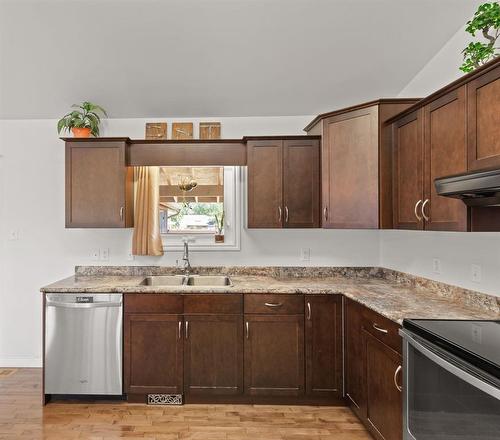 65 Dodds Road, Headingley, MB - Indoor Photo Showing Kitchen With Double Sink