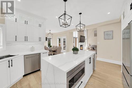 715 Highland Blade Road, Newmarket, ON - Indoor Photo Showing Kitchen With Upgraded Kitchen