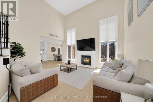 715 Highland Blade Road, Newmarket, ON - Indoor Photo Showing Living Room With Fireplace