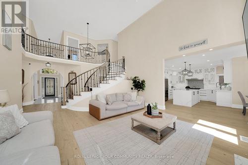 715 Highland Blade Road, Newmarket, ON - Indoor Photo Showing Living Room