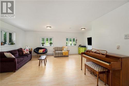 1786 Clarendon Road, Central Frontenac (Frontenac Centre), ON - Indoor Photo Showing Living Room