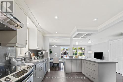 23 Penetang Crescent, Toronto, ON - Indoor Photo Showing Kitchen With Double Sink With Upgraded Kitchen