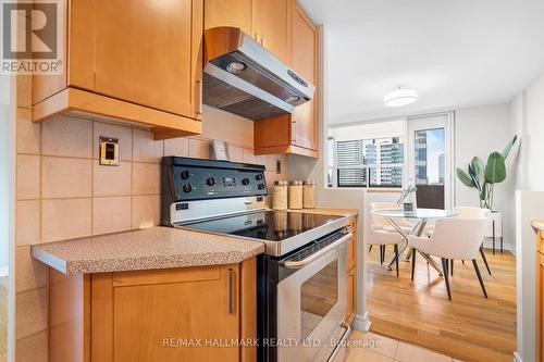 2501 - 40 Homewood Avenue, Toronto, ON - Indoor Photo Showing Kitchen