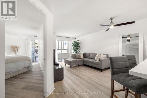1619 - 711 Bay Street, Toronto, ON - Indoor Photo Showing Living Room