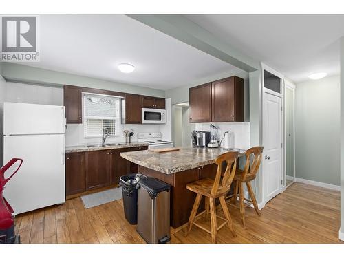 9811 97N Highway, Lake Country, BC - Indoor Photo Showing Kitchen