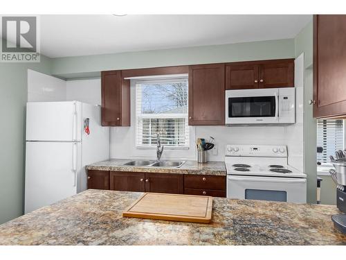 9811 97N Highway, Lake Country, BC - Indoor Photo Showing Kitchen With Double Sink