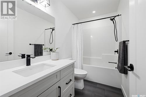 1546 10Th Avenue N, Saskatoon, SK - Indoor Photo Showing Bathroom