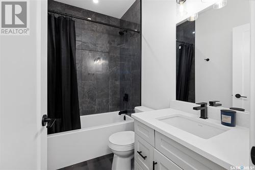 1546 10Th Avenue N, Saskatoon, SK - Indoor Photo Showing Bathroom