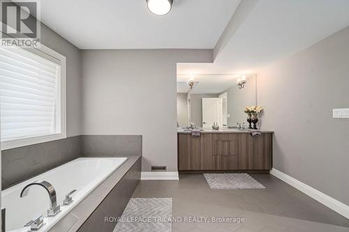 1010 Longworth Road, London, ON - Indoor Photo Showing Bathroom