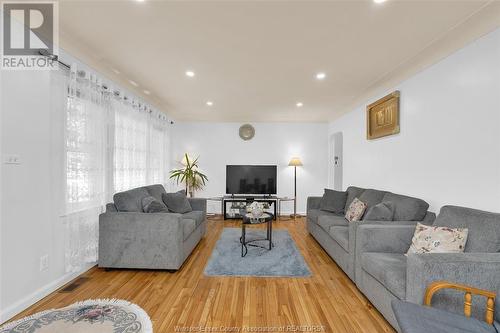 1780 Ford Boulevard, Windsor, ON - Indoor Photo Showing Living Room