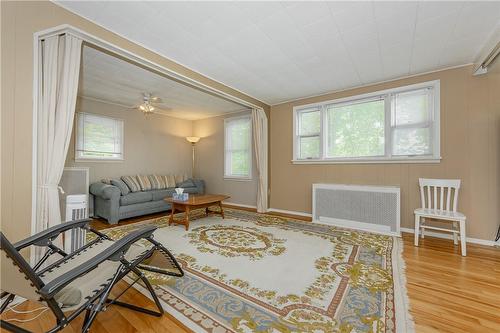 5024 Stamford Street, Niagara Falls, ON - Indoor Photo Showing Living Room