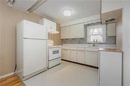 5024 Stamford Street, Niagara Falls, ON - Indoor Photo Showing Kitchen