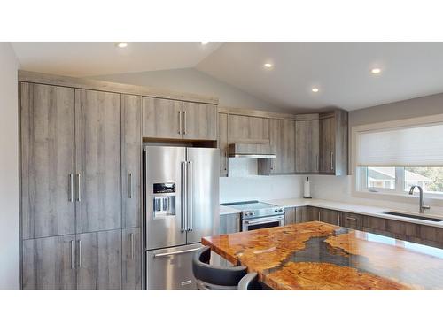 307 Legacy Lookout, Cranbrook, BC - Indoor Photo Showing Kitchen With Stainless Steel Kitchen